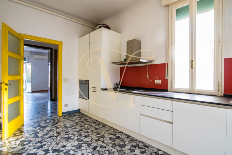 Nel raffinato contesto di via Carducci, a pochi passi dall'incantevole Prato della Valle, ti atte...