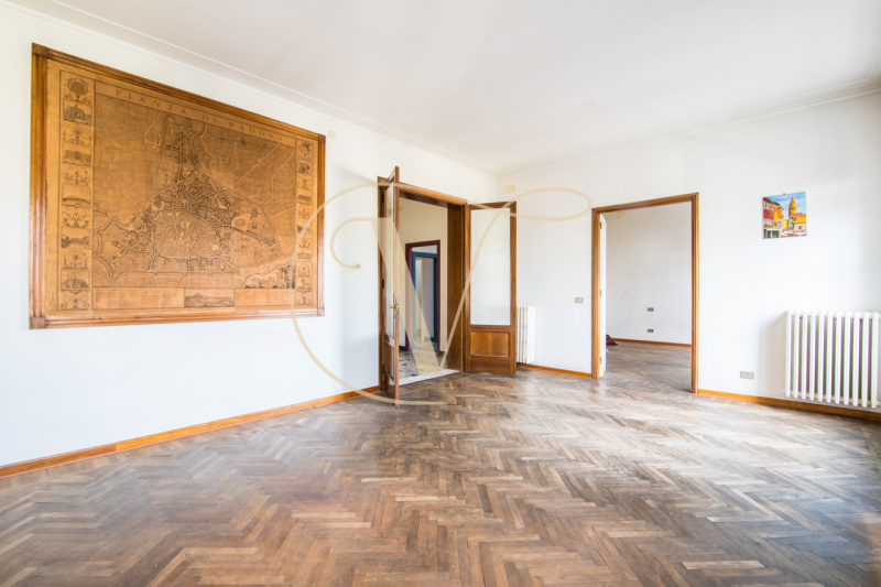 Nel raffinato contesto di via Carducci, a pochi passi dall'incantevole Prato della Valle, ti atte...