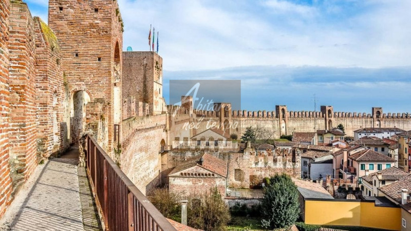 CITTADELLA (PD)

Proponiamo una vendita in blocco di due negozi siti in centro storico a Cittadel...