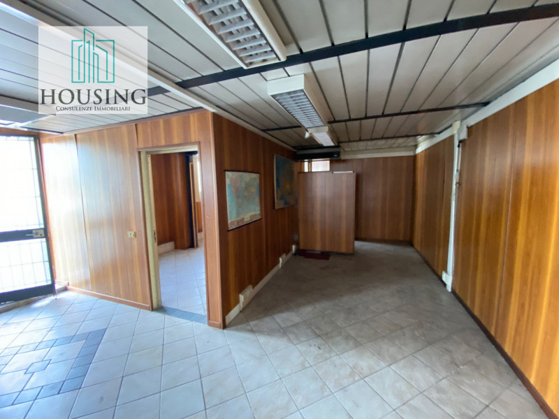 A Vigonza, proponiamo capannone di 1.000mq con ufficio al piano terra e piano primo, zona spoglia...