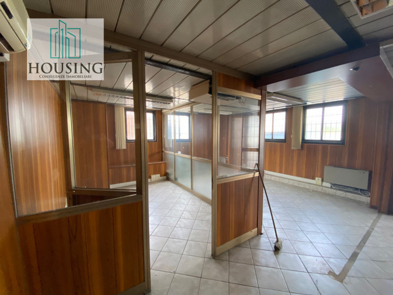 A Vigonza, proponiamo capannone di 1.000mq con ufficio al piano terra e piano primo, zona spoglia...