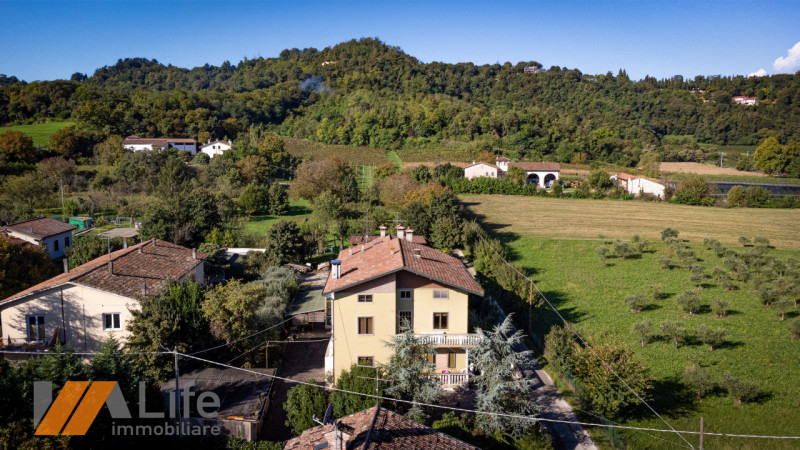 **Porzione di Bifamiliare da Ristrutturare in Vendita a Vicenza – Valletta del Silenzio**

Se sog...