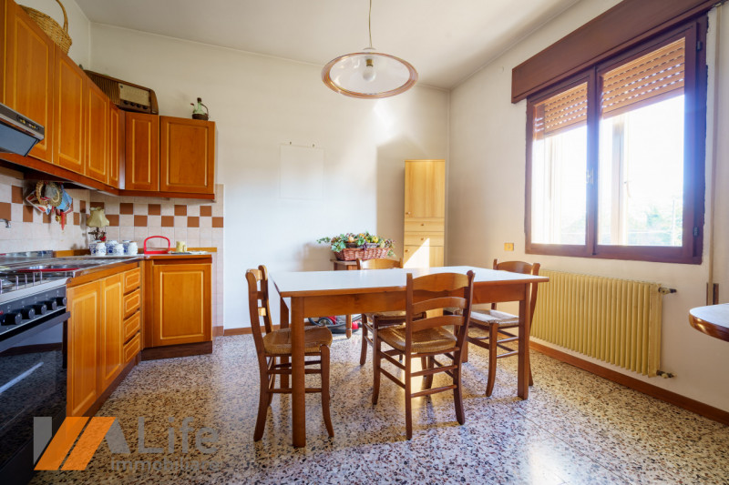 **Porzione di Bifamiliare da Ristrutturare in Vendita a Vicenza – Valletta del Silenzio**

Se sog...