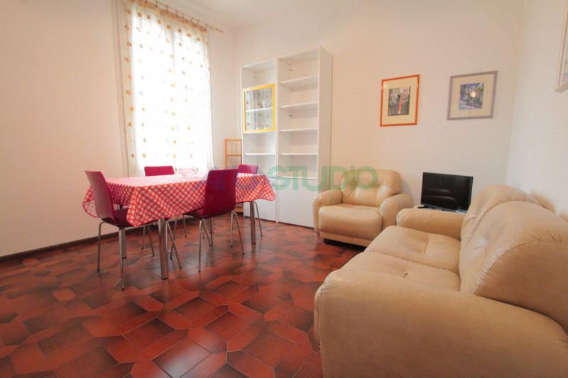 Vicenza Porta Santa Croce: proponiamo in locazione un appartamento trilocale completamente arreda...