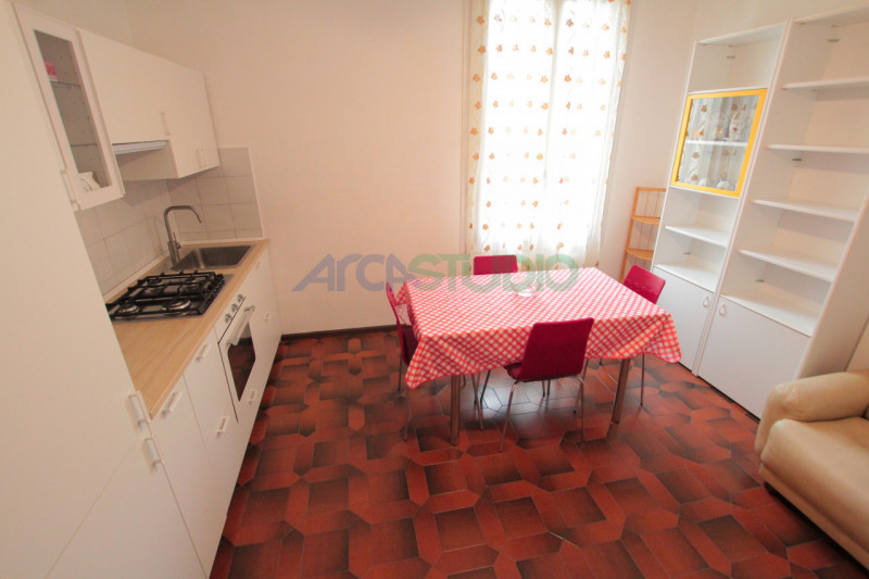 Vicenza Porta Santa Croce: proponiamo in locazione un appartamento trilocale completamente arreda...