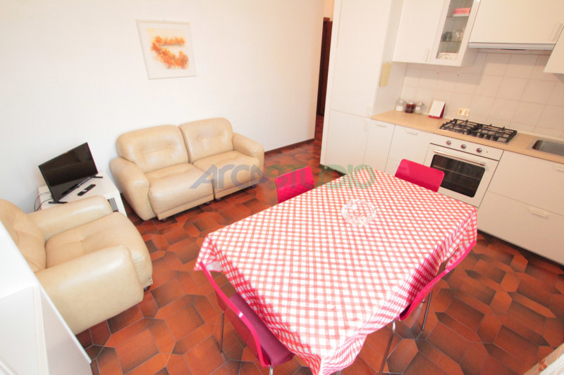 Vicenza Porta Santa Croce: proponiamo in locazione un appartamento trilocale completamente arreda...