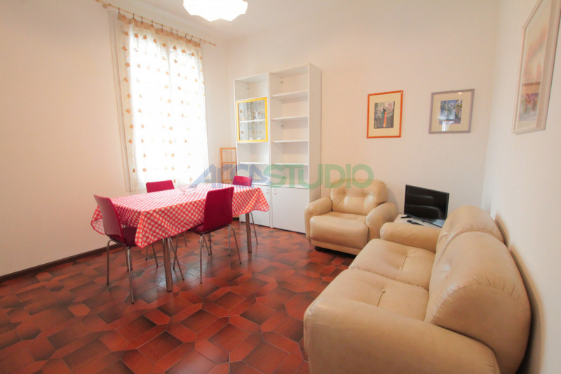 Vicenza Porta Santa Croce: proponiamo in locazione un appartamento trilocale completamente arreda...