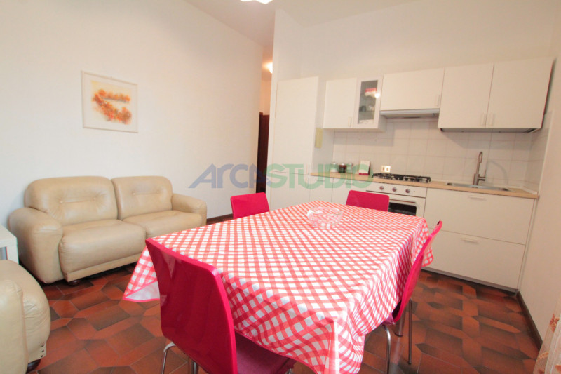 Vicenza Porta Santa Croce: proponiamo in locazione un appartamento trilocale completamente arreda...