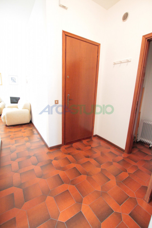 Vicenza Porta Santa Croce: proponiamo in locazione un appartamento trilocale completamente arreda...