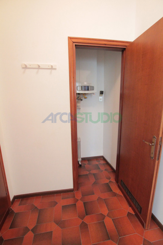 Vicenza Porta Santa Croce: proponiamo in locazione un appartamento trilocale completamente arreda...