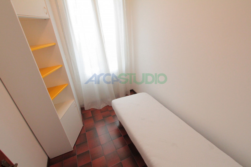 Vicenza Porta Santa Croce: proponiamo in locazione un appartamento trilocale completamente arreda...