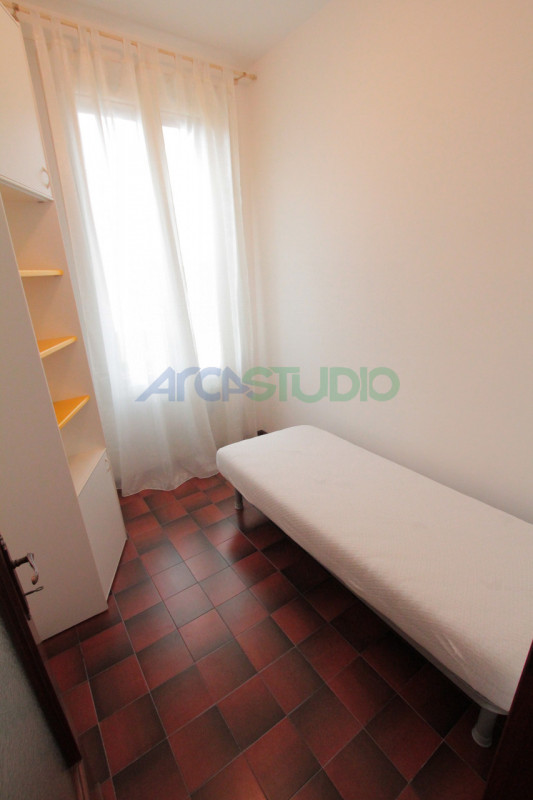 Vicenza Porta Santa Croce: proponiamo in locazione un appartamento trilocale completamente arreda...