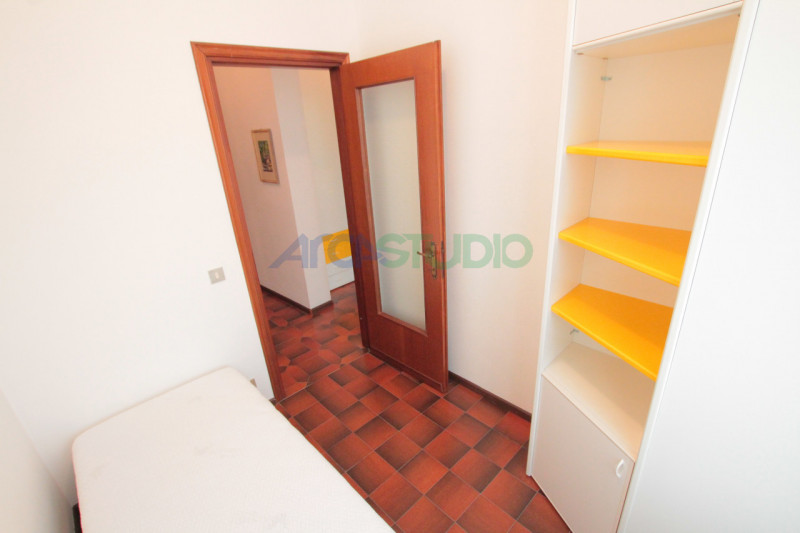Vicenza Porta Santa Croce: proponiamo in locazione un appartamento trilocale completamente arreda...