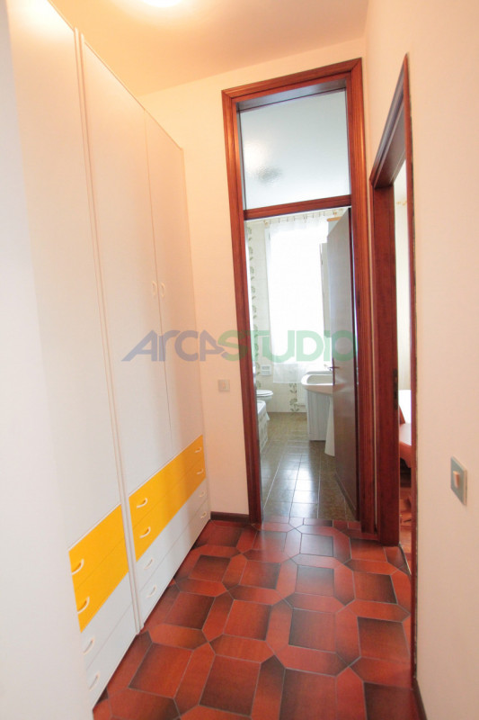 Vicenza Porta Santa Croce: proponiamo in locazione un appartamento trilocale completamente arreda...