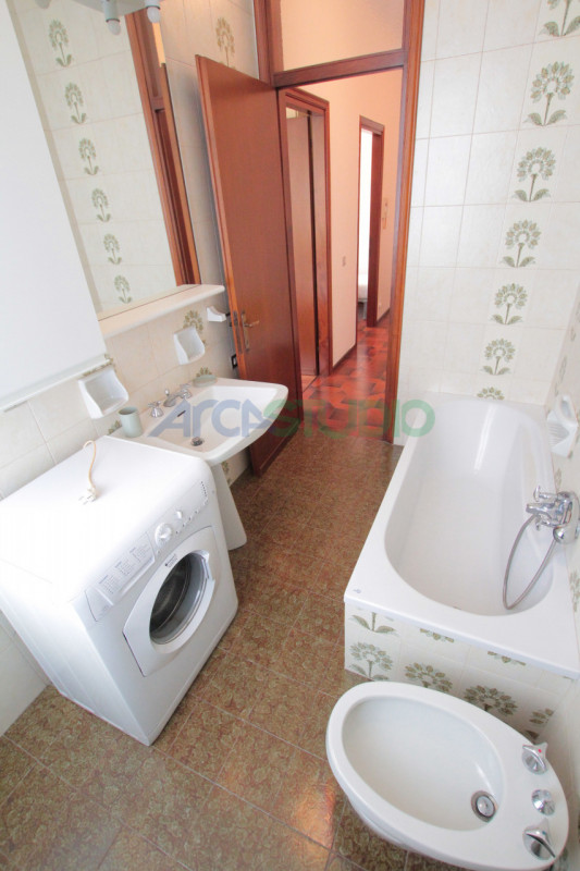 Vicenza Porta Santa Croce: proponiamo in locazione un appartamento trilocale completamente arreda...