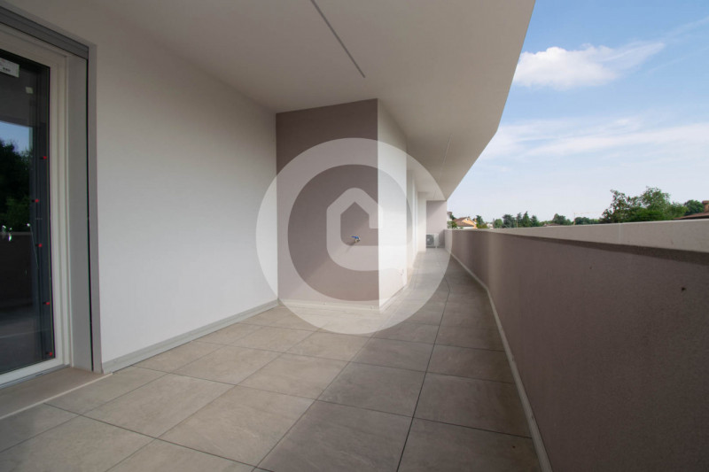 Situato nel cuore del centro di Santa Giustina in Colle (PD), questo nuovo appartamento quadriloc...