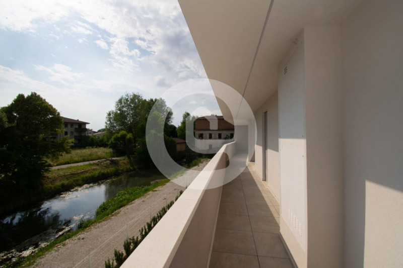 Situato nel cuore del centro di Santa Giustina in Colle (PD), questo nuovo appartamento quadriloc...