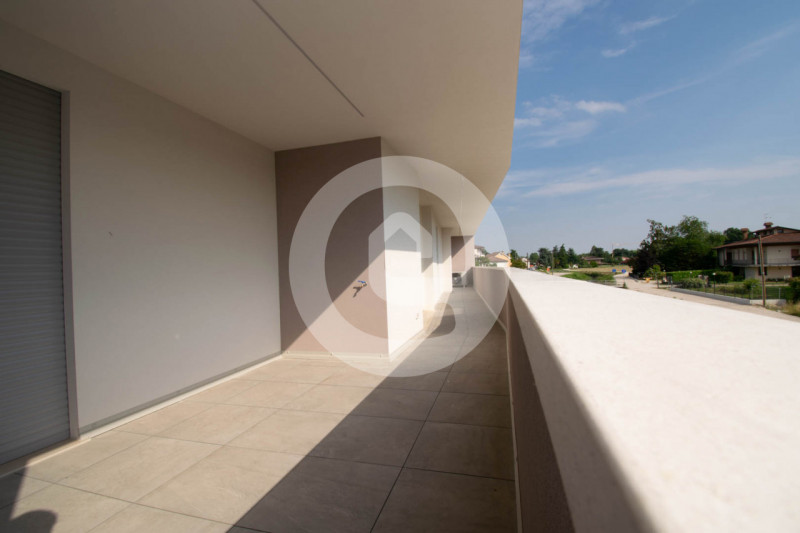 Situato nel cuore del centro di Santa Giustina in Colle (PD), questo nuovo appartamento quadriloc...