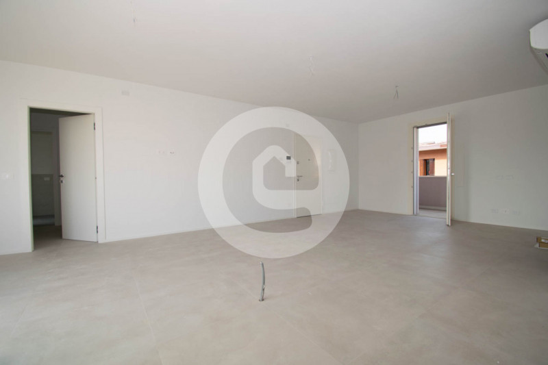 Situato nel cuore del centro di Santa Giustina in Colle (PD), questo nuovo appartamento quadriloc...