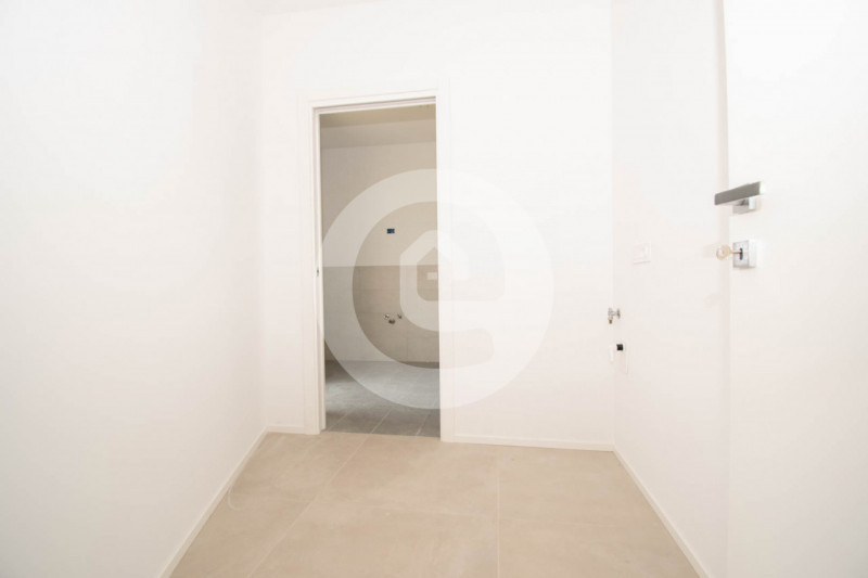 Situato nel cuore del centro di Santa Giustina in Colle (PD), questo nuovo appartamento quadriloc...