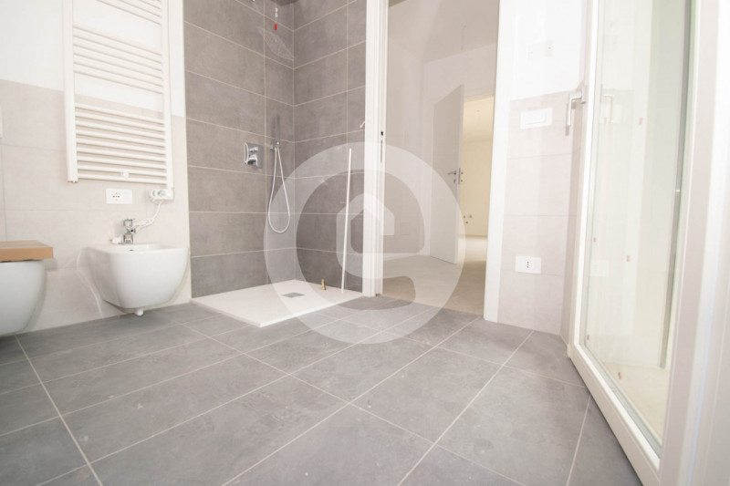 Situato nel cuore del centro di Santa Giustina in Colle (PD), questo nuovo appartamento quadriloc...