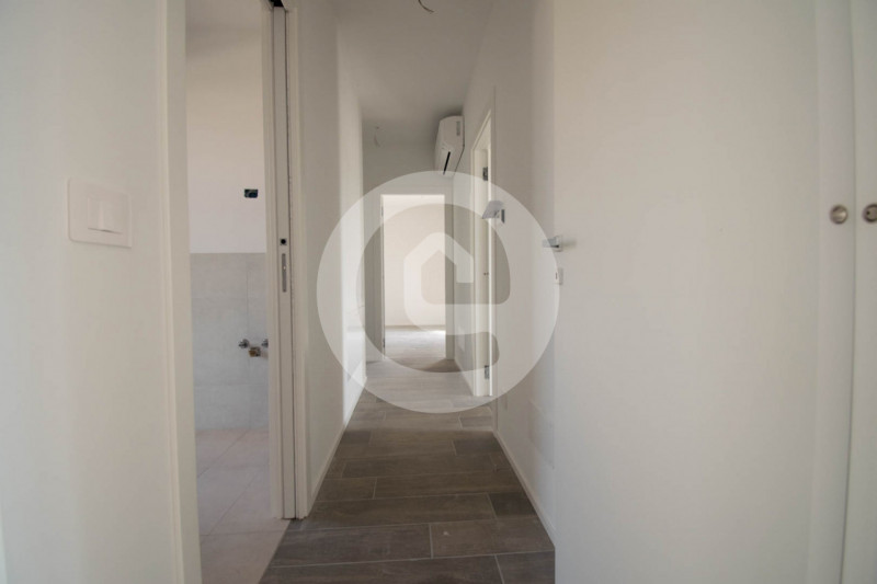 Situato nel cuore del centro di Santa Giustina in Colle (PD), questo nuovo appartamento quadriloc...