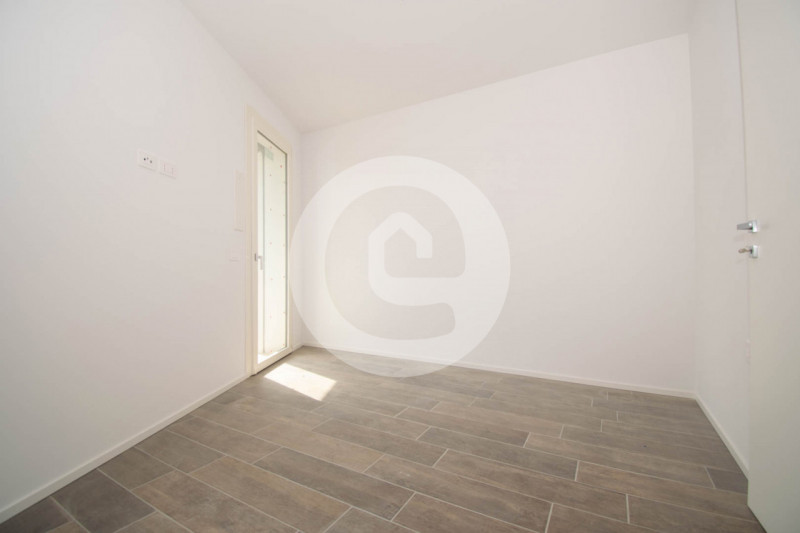 Situato nel cuore del centro di Santa Giustina in Colle (PD), questo nuovo appartamento quadriloc...