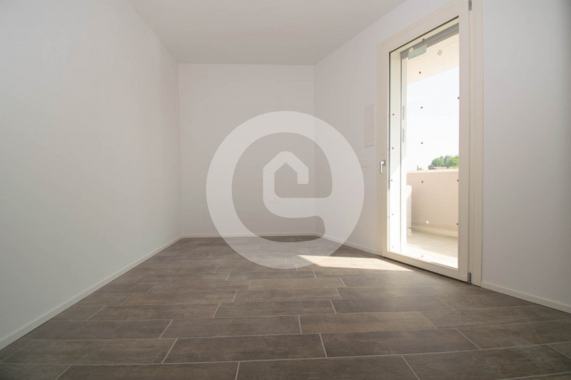 Situato nel cuore del centro di Santa Giustina in Colle (PD), questo nuovo appartamento quadriloc...