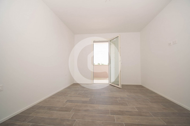 Situato nel cuore del centro di Santa Giustina in Colle (PD), questo nuovo appartamento quadriloc...