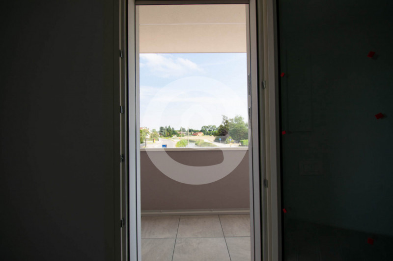 Situato nel cuore del centro di Santa Giustina in Colle (PD), questo nuovo appartamento quadriloc...