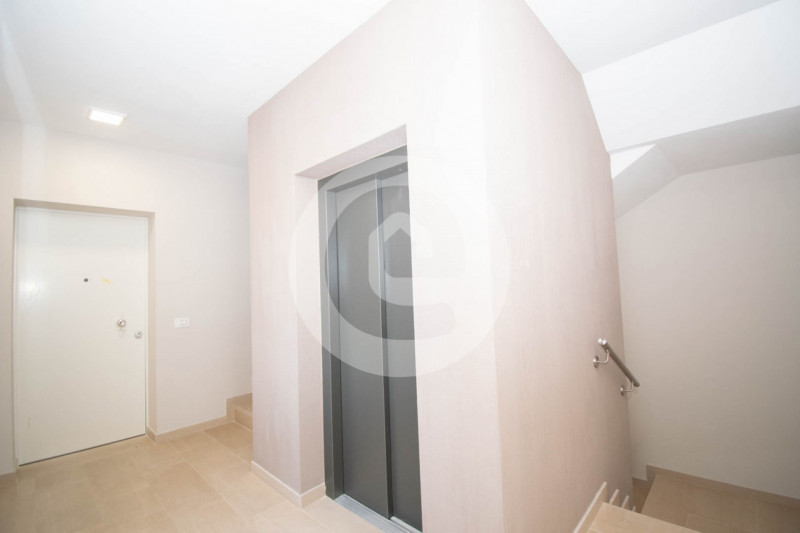 Situato nel cuore del centro di Santa Giustina in Colle (PD), questo nuovo appartamento quadriloc...