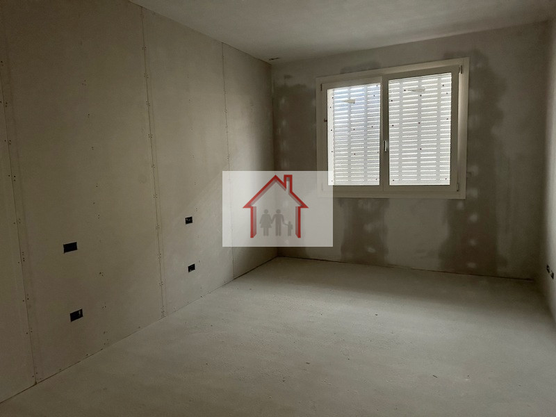 L'agenzia immobiliare Luxor è entusiasta di presentare questa splendida casa singola terratetto i...