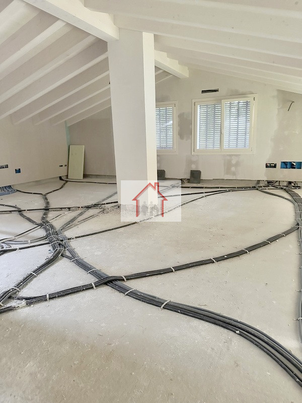 L'agenzia immobiliare Luxor è entusiasta di presentare questa splendida casa singola terratetto i...