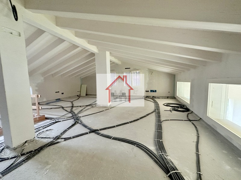 L'agenzia immobiliare Luxor è entusiasta di presentare questa splendida casa singola terratetto i...