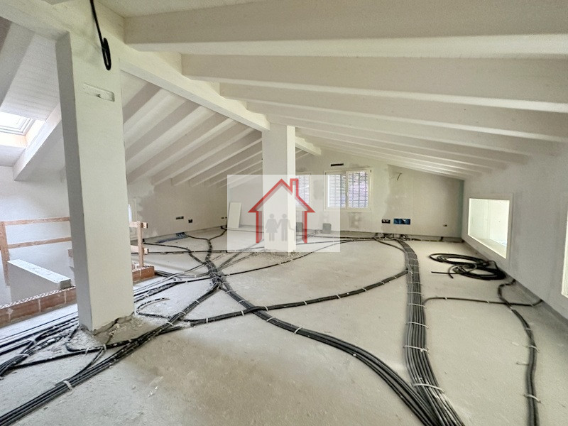 L'agenzia immobiliare Luxor è entusiasta di presentare questa splendida casa singola terratetto i...