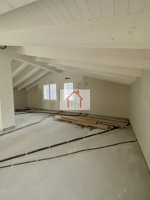 L'agenzia immobiliare Luxor è entusiasta di presentare questa splendida casa singola terratetto i...