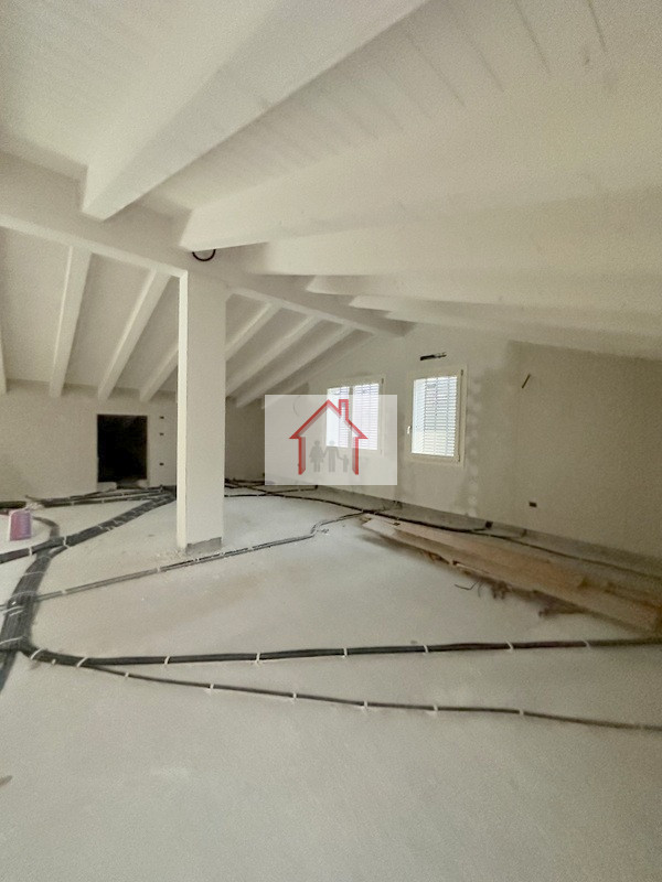 L'agenzia immobiliare Luxor è entusiasta di presentare questa splendida casa singola terratetto i...