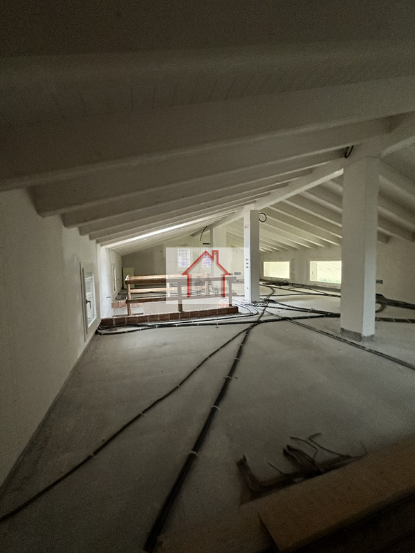 L'agenzia immobiliare Luxor è entusiasta di presentare questa splendida casa singola terratetto i...