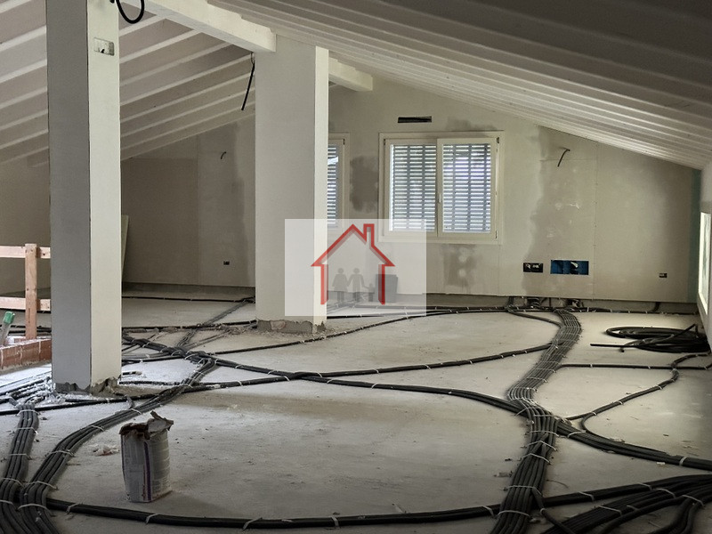 L'agenzia immobiliare Luxor è entusiasta di presentare questa splendida casa singola terratetto i...