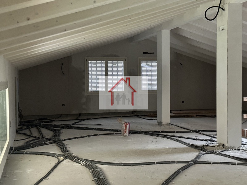 L'agenzia immobiliare Luxor è entusiasta di presentare questa splendida casa singola terratetto i...