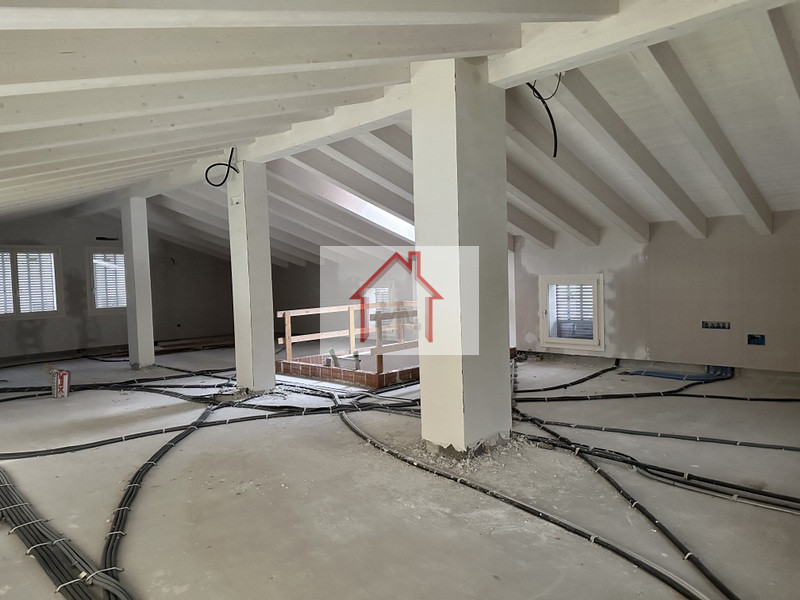 L'agenzia immobiliare Luxor è entusiasta di presentare questa splendida casa singola terratetto i...