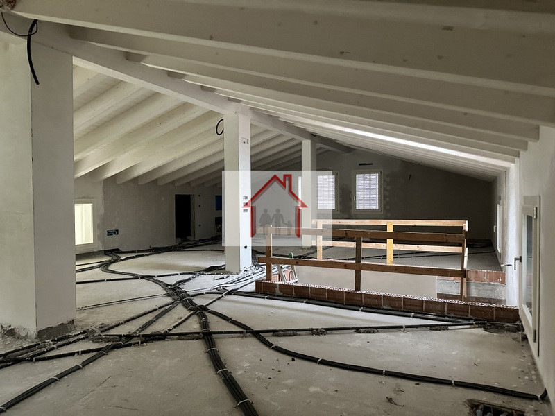 L'agenzia immobiliare Luxor è entusiasta di presentare questa splendida casa singola terratetto i...