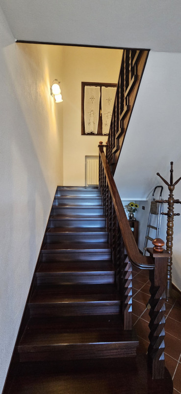 Scopri questa incantevole bifamiliare situata nel centro di Vescovana, a pochi passi dalla storic...