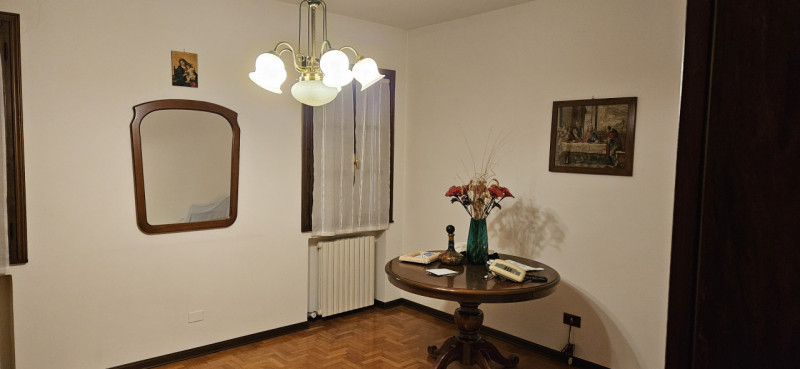 Scopri questa incantevole bifamiliare situata nel centro di Vescovana, a pochi passi dalla storic...