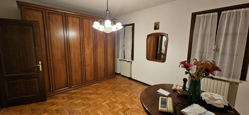 Scopri questa incantevole bifamiliare situata nel centro di Vescovana, a pochi passi dalla storic...