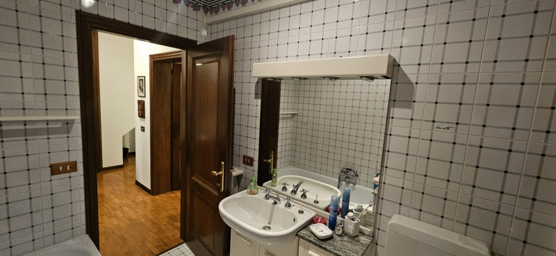 Scopri questa incantevole bifamiliare situata nel centro di Vescovana, a pochi passi dalla storic...