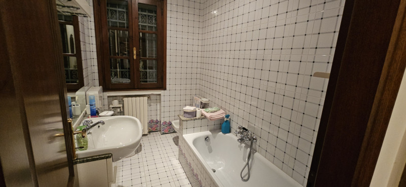 Scopri questa incantevole bifamiliare situata nel centro di Vescovana, a pochi passi dalla storic...