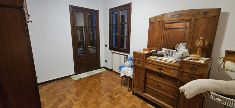 Scopri questa incantevole bifamiliare situata nel centro di Vescovana, a pochi passi dalla storic...