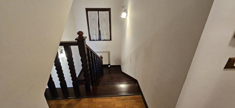 Scopri questa incantevole bifamiliare situata nel centro di Vescovana, a pochi passi dalla storic...