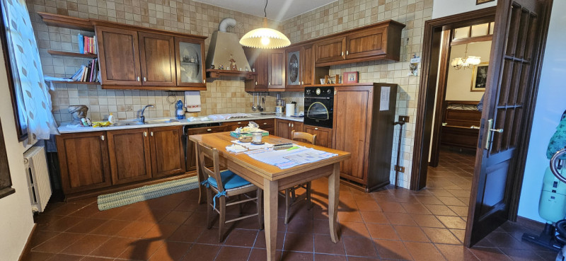 Scopri questa incantevole bifamiliare situata nel centro di Vescovana, a pochi passi dalla storic...